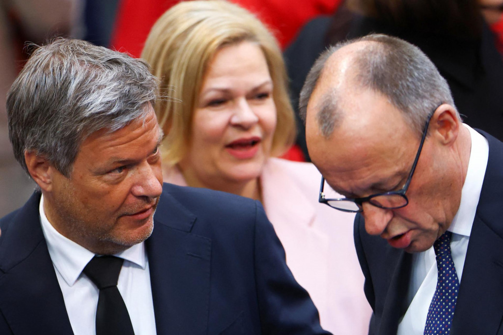 Na snímke sa nemecký minister hospodárstva a klímy Robert Habeck počas ustanovujúceho zasadnutia dolnej komory nemeckého parlamentu Bundestagu v Berlíne zhovára s budúcim kancelárom Nemecka a lídrom strany CDU Friedrichom Merzom. FOTO: Reuters