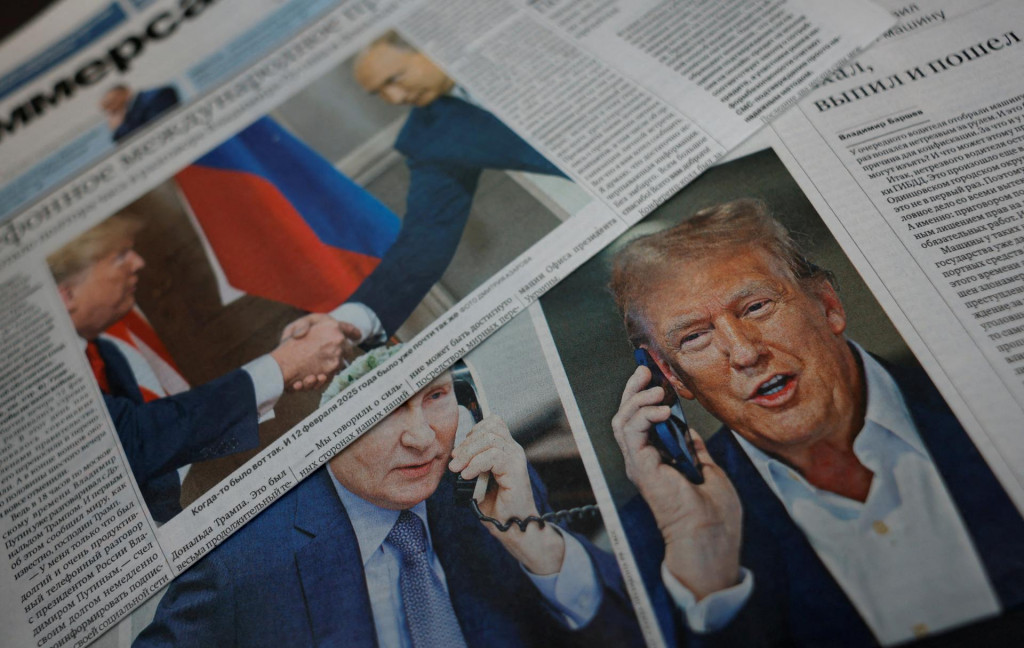 Noviny s fotkami americk&eacute;ho prezidenta Donalda Trumpa a rusk&eacute;ho prezidenta Vladimira Putina. FOTO: REUTERS