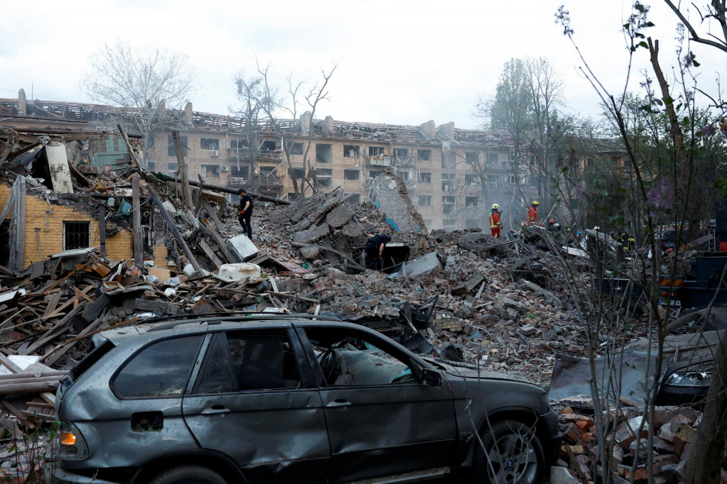 Policajti kontrolujú miesto budovy zasiahnutej ruskou balistickou raketou v Kyjeve. FOTO: Reuters