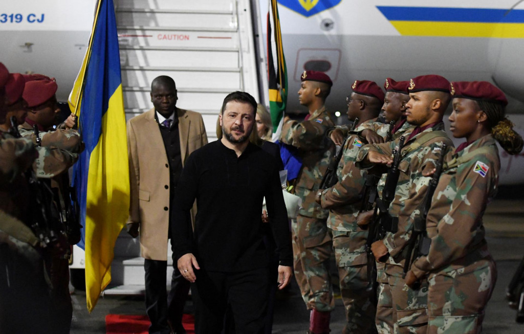 Ukrajinský prezident Volodymyr Zelenskij po príchode do Pretórie v Juhoafrickej republike. FOTO: Reuters