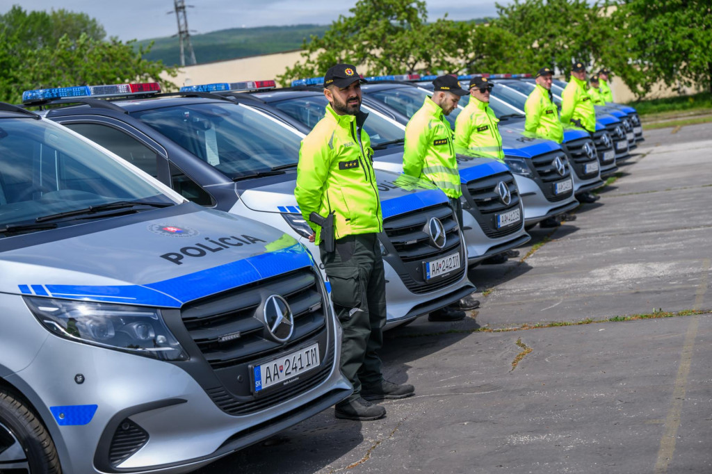 Na snímke odovzdané nové služobné vozidlá pre potreby polície v Bratislave 24. apríla 2025. FOTO TASR - Jaroslav Novák