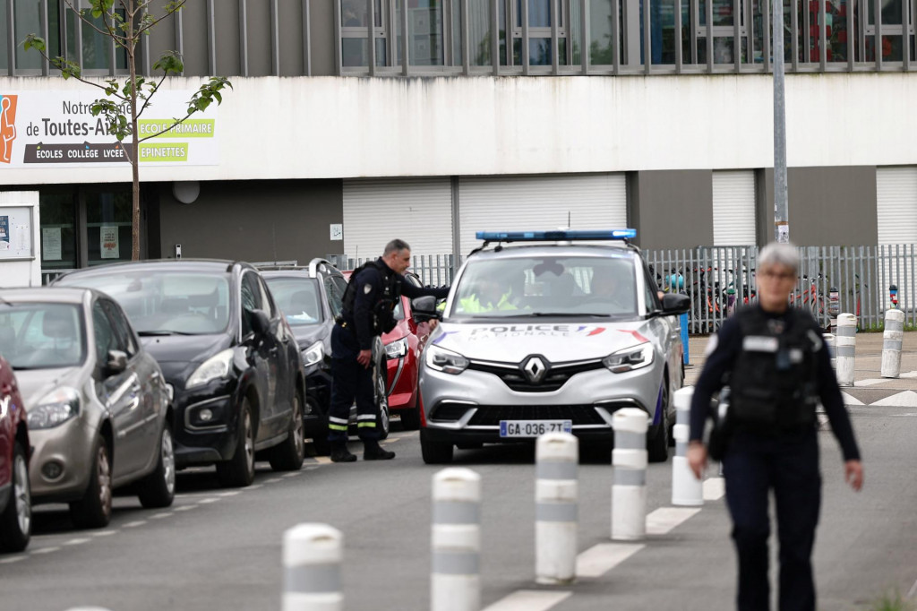 Francúzska polícia zabezpečuje oblasť v blízkosti strednej školy po útoku nožom. FOTO: Reuters