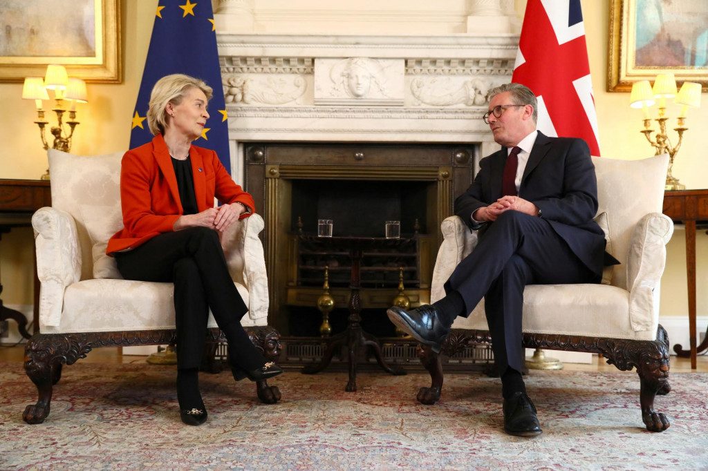 Britský premiér Keir Starmer sa stretol s predsedníčkou Európskej komisie Ursulou von der Leyenovou. FOTO: Reuters