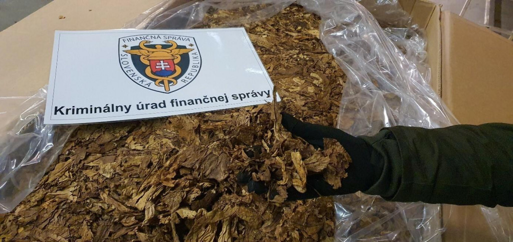 Vo februári kriminalisti Finančnej správy a colné úrady odhalili historicky najväčšiu nelegálnu výrobňu cigariet v okresoch Skalica a Spišská Nová Ves. FOTO: Finančná správa