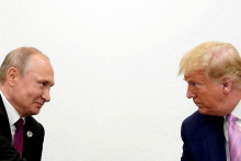 Americký prezident Donald Trump a ruský prezident Vladimir Putin (28. júna 2019). FOTO: Reuters