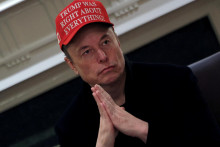 Šéf automobilky Tesla Elon Musk je priekopníkom samojazdiacich áut. FOTO: REUTERS