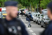 Francúzska polícia zabezpečuje oblasť v blízkosti strednej školy Notre-Dame-de-Toutes-Aides po tom, čo bol jeden študent zabitý a ďalší študenti zranení pri útoku nožom v škole v Nantes vo Francúzsku 24. apríla 2025. FOTO: REUTERS