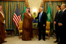 Americký prezident Donald Trump sa stretol so zástupcom korunného princa a ministrom obrany Saudskej Arábie Mohammedom bin Salmánom (20. mája 2017). FOTO: Reuters