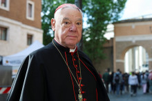 ”Dúfam teda, že kardinálov osvieti Duch Svätý, pretože heretický pápež, ktorý koná len podľa toho, čo hovoria médiá, by bol katastrofou,” tvrdí sedemdesiatsedemročný nemecký kardinál Gergard Müller. FOTO: REUTERS