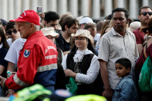 Poslední veriaci v rade, ktorí vstupujú do Baziliky svätého Petra, aby vzdali úctu pápežovi Františkovi, 25. apríla 2025. FOTO: REUTERS