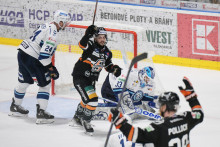 Na snímke hráči Košíc sa tešia z druhého gólu v piatom zápase finále play off hokejovej Tipos extraligy HC Košice - HK Nitra v Košiciach v piatok 25. apríla 2025. FOTO TASR