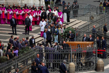 Nosiči rakvy nesú rakvu pápeža Františka do pápežskej baziliky Santa Maria Maggiore počas jeho pohrebu v Ríme v Taliansku. FOTO: Reuters