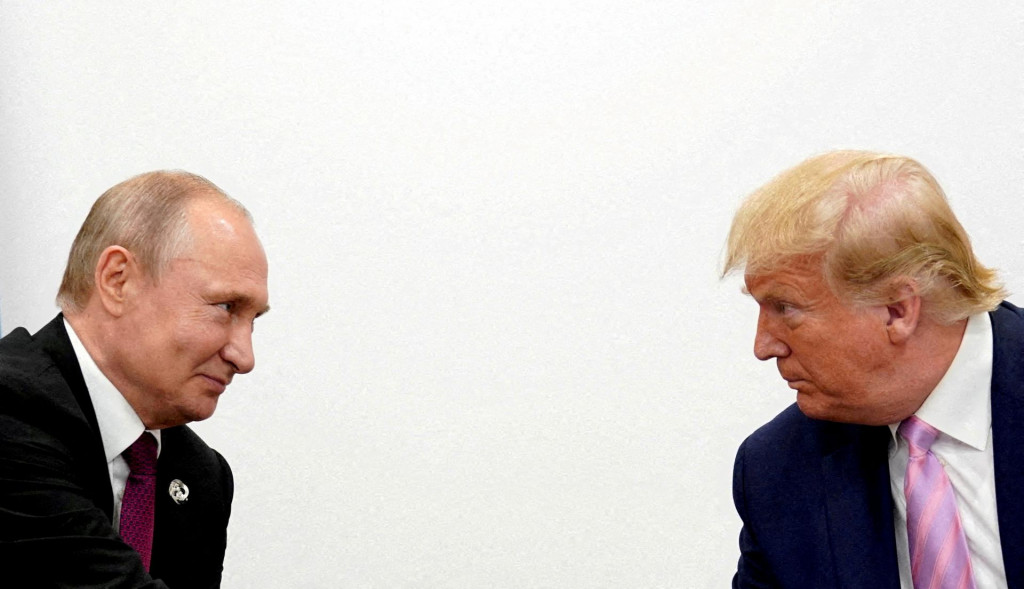 Americký prezident Donald Trump a ruský prezident Vladimir Putin (28. júna 2019). FOTO: Reuters