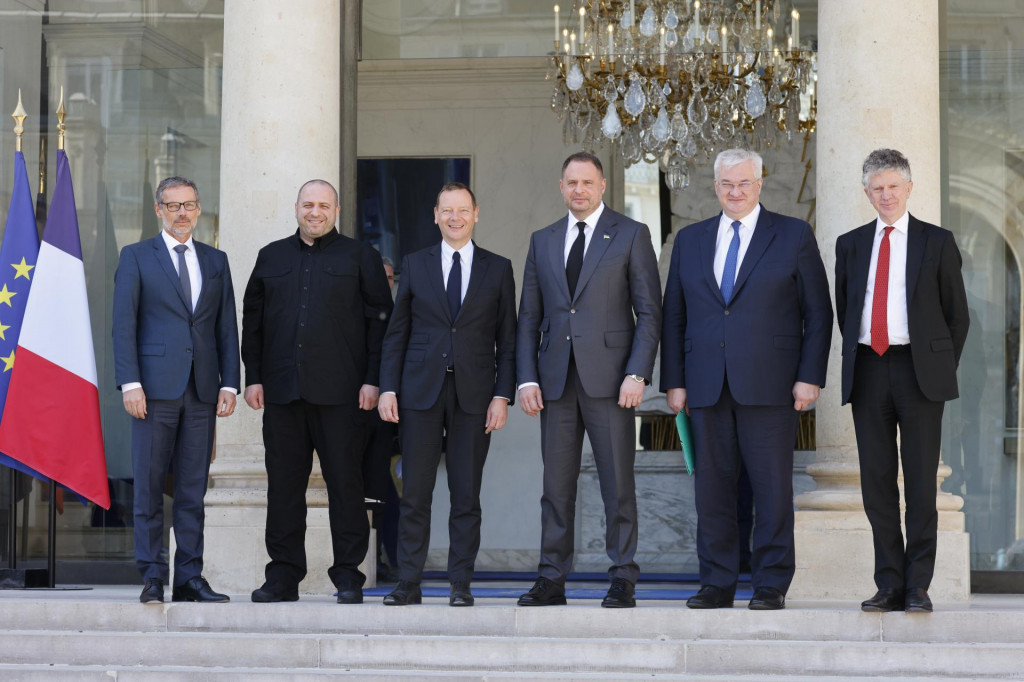 Zľava poradca nemeckého kancelára pre zahraničnú a bezpečnostnú politiku Jens Plötner, ukrajinský minister obrany Rustem Umerov, diplomatický poradca francúzskeho prezidenta Emmanuel Bonne, šéf kancelárie ukrajinského prezidenta Andrij Jermak, ukrajinský minister zahraničných vecí Andrij Sybiha a britský poradca pre národnú bezpečnosť Jonathan Powell prichádzajú na stretnutie s francúzskym prezidentom Emmanuelom Macronom v Elyzejskom paláci v Paríži. FOTO: TASR/AP