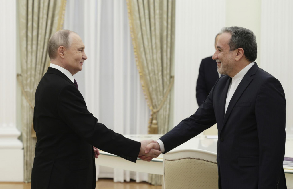 Ruský prezident Vladimir Putin si podáva ruku s iránskym ministrom zahraničných vecí Abbásom Arakčím počas ich stretnutia v Kremli v Moskve. FOTO: TASR/AP