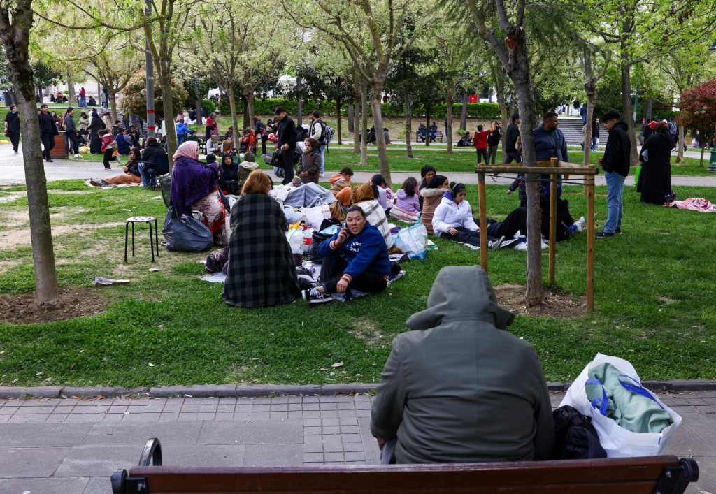 Ľudia evakuovaní do parku Gezi po zemetrasení v Istanbule v Turecku. FOTO: Reuters