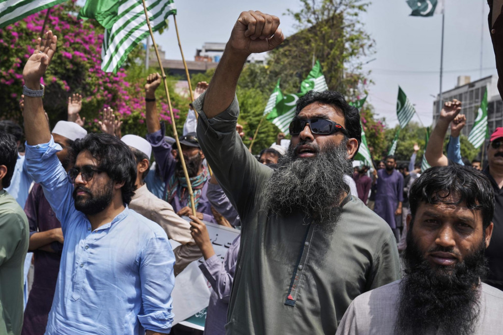 Ľudia skandujú heslá počas demonštrácie proti pozastaveniu uplatňovania kľúčovej dohody o zdieľaní vodných zdrojov medzi Pakistanom a Indiou v pakistanskom Pešávare. FOTO: TASR/AP