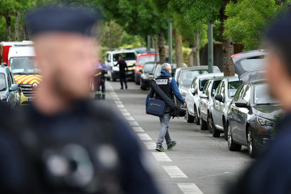 Francúzska polícia zabezpečuje oblasť v blízkosti strednej školy Notre-Dame-de-Toutes-Aides po tom, čo bol jeden študent zabitý a ďalší študenti zranení pri útoku nožom v škole v Nantes vo Francúzsku 24. apríla 2025. FOTO: REUTERS