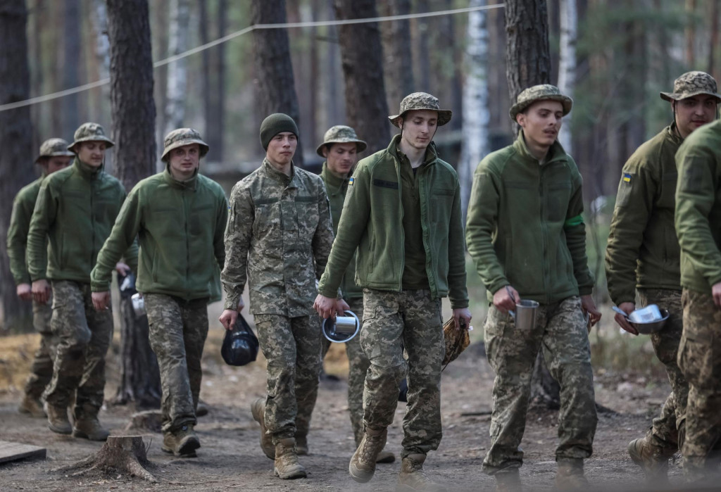 Mladí nováčikovia 28. samostatnej mechanizovanej brigády Rytierov zimného ťaženia Ozbrojených síl Ukrajiny idú do jedálne počas prestávky v cvičení uprostred ruského útoku na Ukrajinu v Kyjevskej oblasti. FOTO: Reuters
