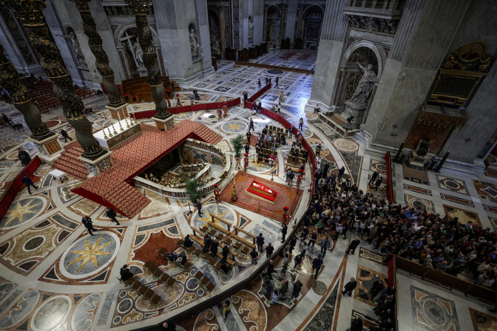 Veriaci vzdávajú úctu pápežovi Františkovi, ktorý leží v Bazilike svätého Petra vo Vatikáne. FOTO: Reuters
