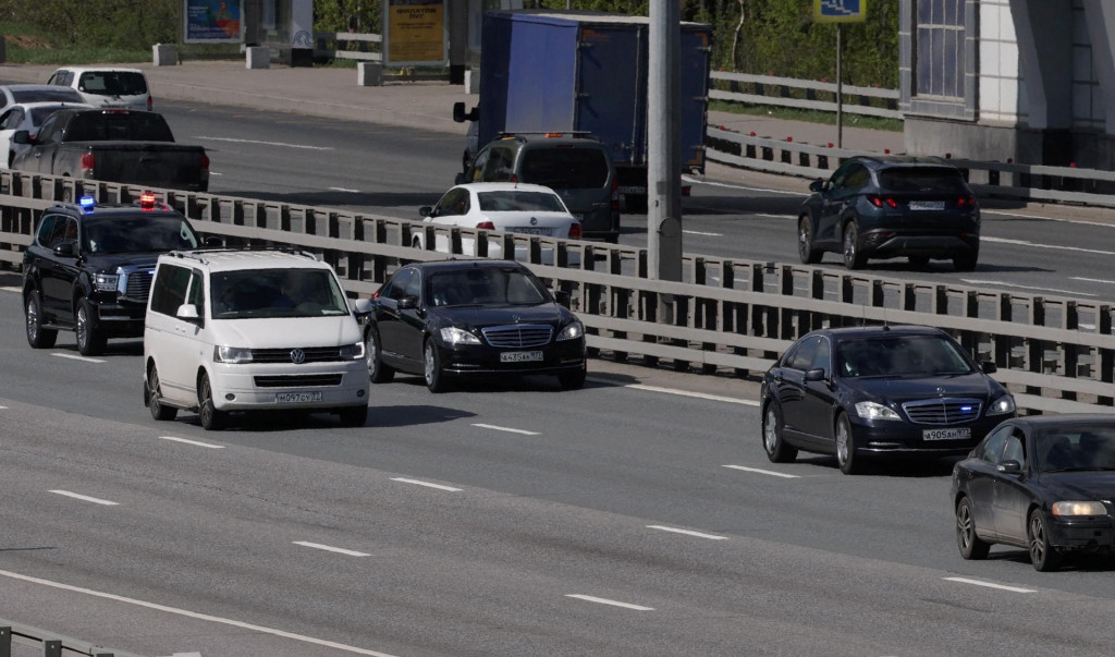 Kolóna automobilov, ktorá údajne prepravuje vyslanca amerického prezidenta Donalda Trumpa Steva Witkoffa, ktorý sa má stretnúť s ruským prezidentom Vladimirom Putinom, sa pohybuje v ľavom jazdnom pruhu na ceste v Moskve v Rusku. FOTO: Reuters