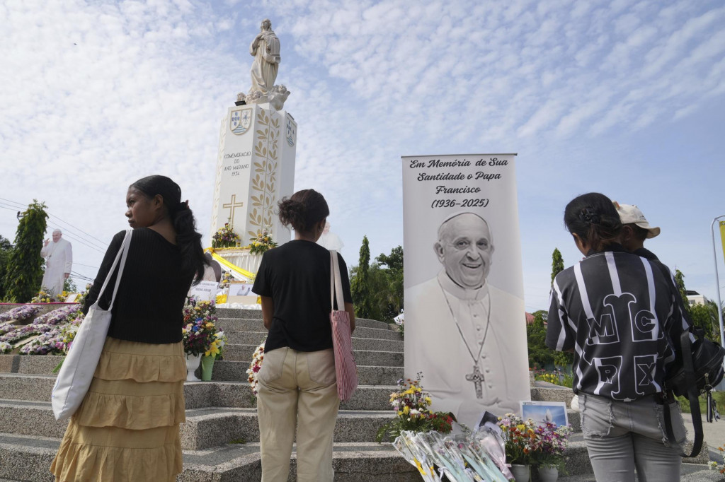 Veriaci sa modlia za zosnulého pápeža Františka v Dili vo Východnom Timore v piatok 25. apríla 2025. FOTO: TASR/AP
