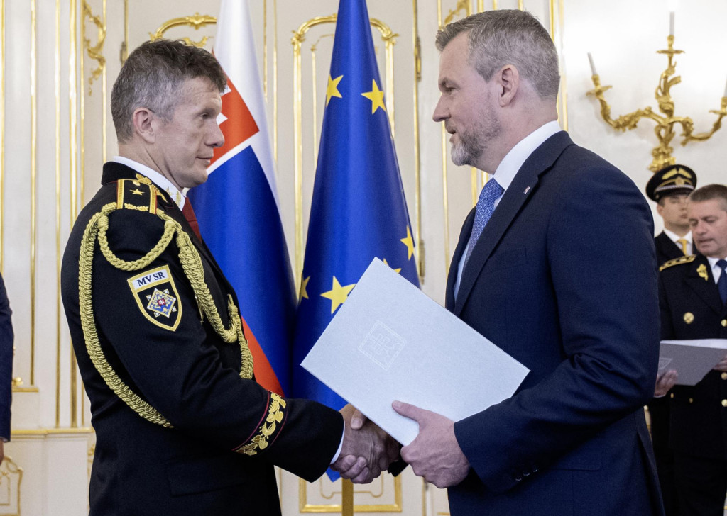 Vymenovaný do hodnosti generála Branislav Zurian a prezident Peter Pellegrini. FOTO: TASR/Martin Baumann