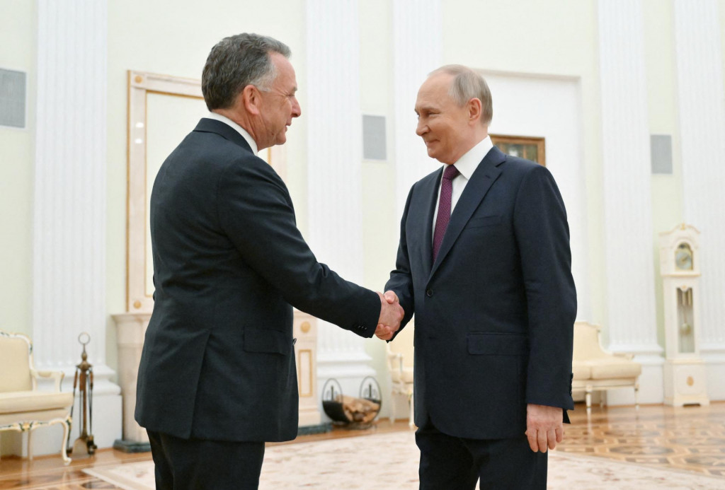 Ruský prezident Vladimir Putin víta vyslanca amerického prezidenta Donalda Trumpa Steva Witkoffa počas stretnutia v Moskve. FOTO: Reuters
