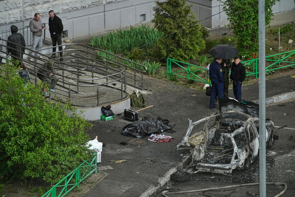 Na snímke policajti a vyšetrovatelia na mieste výbuchu auta v piatok 25. apríla 2025 v ruskom meste Balašicha v Moskovskej oblasti. FOTO: TASR/AP
