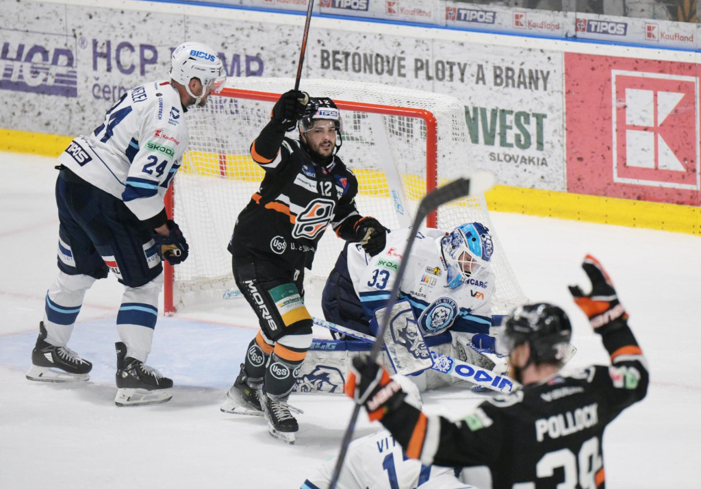 Na snímke hráči Košíc sa tešia z druhého gólu v piatom zápase finále play off hokejovej Tipos extraligy HC Košice - HK Nitra v Košiciach v piatok 25. apríla 2025. FOTO TASR