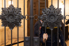 Na snímke rakúsky policajt čaká pred súdnou sieňou. FOTO: Reuters