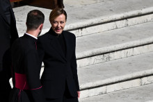 Talianska premiérka Giorgia Meloniová pred pohrebnou omšou za pápeža Františka na Námestí svätého Petra vo Vatikáne. FOTO: Reuters
