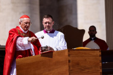 Kardinál Giovanni Battista Re požehnáva rakvu pápeža Františka počas jeho pohrebnej omše na Námestí svätého Petra vo Vatikáne. FOTO: Reuters