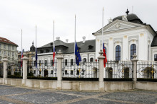 Na snímke vlajky spustené na pol žrde pred Prezidentským palácom v Bratislave. FOTO: TASR/Dano Veselský