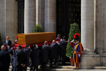 Nosiči rakvy nesú rakvu pápeža Františka do baziliky Santa Maria Maggiore počas jeho pohrebu v Ríme. FOTO: Reuters
