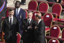 Prezident Peter Pellegrini (uprostred) a minister zahraničných vecí a európskych záležitostí Juraj Blanár (vľavo) stoja pri svojich stoličkách počas ich príchodu na pohreb zosnulého pápeža Františka na Námestí sv. Petra vo Vatikáne. FOTO: TASR/AP
