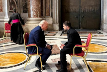 Ukrajinský prezident Volodymyr Zelenskyj a americký prezident Donald Trump sa stretli vo Vatikáne počas pohrebu pápeža Františka. FOTO: Reuters