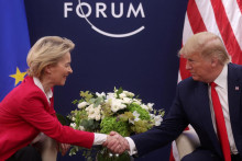 Na archívnej snímke z 21. januára 2020 sa americký prezident Donald Trump stretol s predsedníčkou Európskej komisie Ursulou von der Leyenovou počas 50. výročného zasadnutia Svetového ekonomického fóra v Davose vo Švajčiarsku. FOTO: Reuters