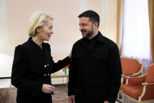 Predsedníčka Európskej komisie Ursula von der Leyenová sa pred bilaterálnym stretnutím v Ríme rozprávala s ukrajinským prezidentom Volodymyrom Zelenským. FOTO: Reuters