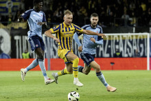 Na snímke vľavo Sharani Zuberu, vpravo Kenan Bajrič (obaja Slovan) a uprostred Matej Trusa (DAC) počas 7. kola nadstavbovej časti futbalovej Niké ligy skupiny o titul FC DAC 1904 Dunajská Streda - ŠK Slovan Bratislava 26. apríla 2025 v Dunajskej Strede. FOTO: TASR/Martin Baumann