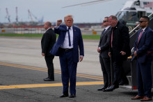 Americký prezident Donald Trump gestikuluje po prílete na medzinárodné letisko Newark Liberty po účasti na pohrebe pápeža Františka v Newarku v štáte New Jersey v USA. FOTO: Reuters