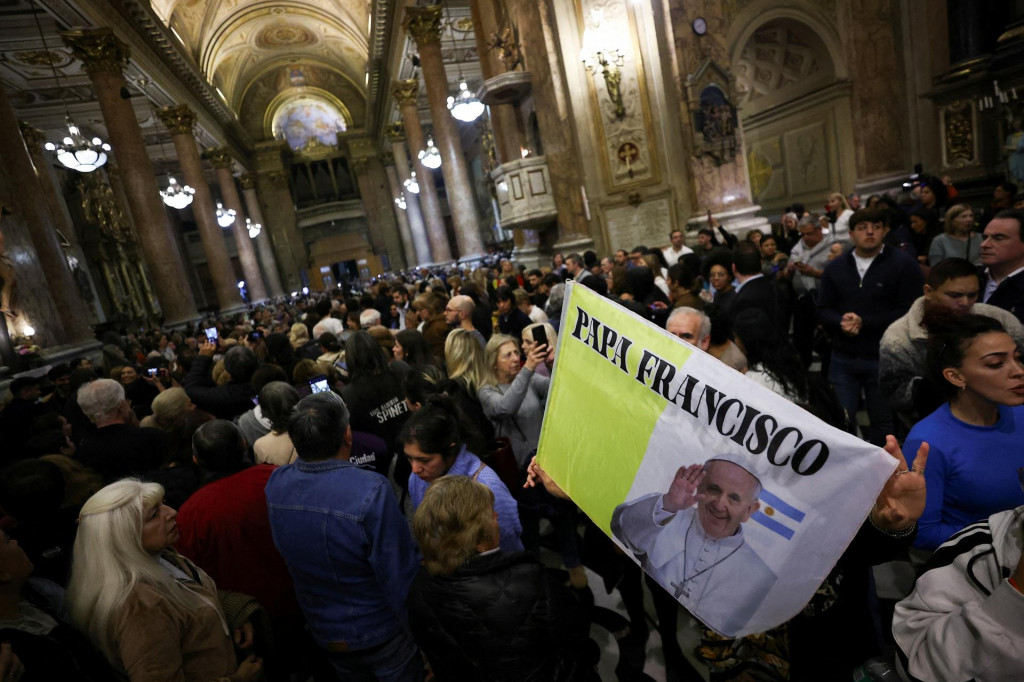 Ľudia sa zhromaždili v bazilike San José de Flores po smrti pápeža Františka v Buenos Aires v Argentíne. FOTO: Reuters