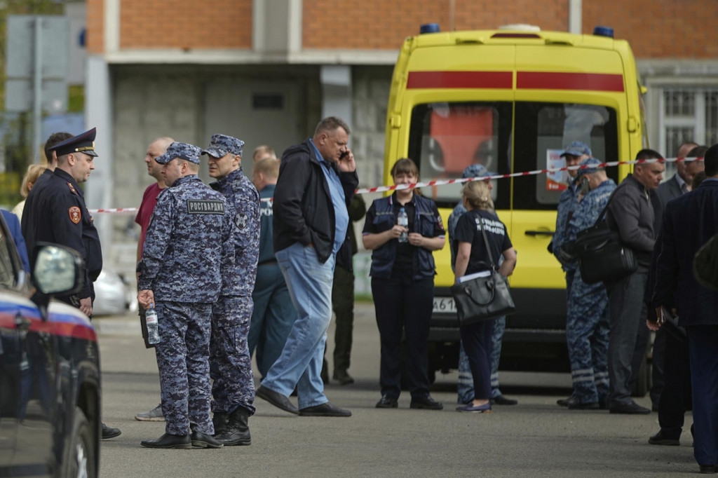 Na snímke policajti a vyšetrovatelia neďaleko miesta výbuchu auta v ruskom meste Balašicha v Moskovskej oblasti, pri ktorom zahynul generálporučík Jaroslav Moskalik. FOTO: TASR/AP