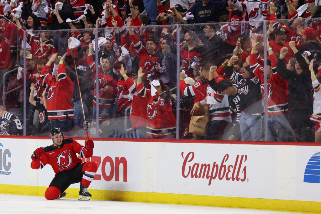 Obranca tímu New Jersey Devils Simon Nemec (17) oslavuje svoj víťazný gól proti Caroline Hurricanes počas druhého predĺženia tretieho zápasu prvého kola play-off o Stanley Cup 2025 v Prudential Center. FOTO: Ed Mulholland