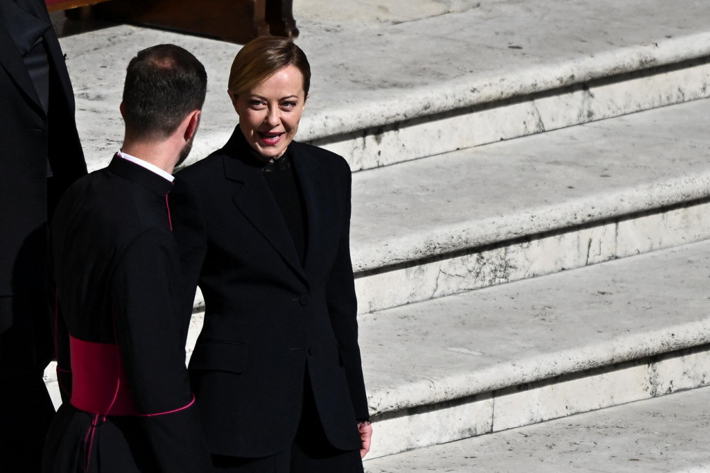 Talianska premiérka Giorgia Meloniová pred pohrebnou omšou za pápeža Františka na Námestí svätého Petra vo Vatikáne. FOTO: Reuters