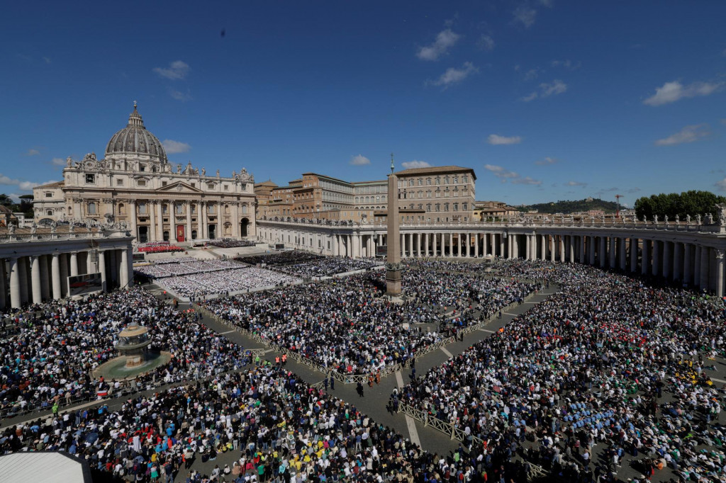 Ľudia sa zúčastňujú pohrebnej omši pápeža Františka na Námestí svätého Petra vo Vatikáne. FOTO: Reuters
