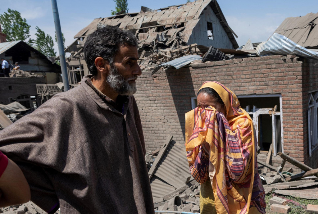 Žena plače, keď stojí vedľa rodinného domu Ehsana Ahmada Šejka, ktorý zbúrali indické úrady v dedine Murran v Pulwame v južnom Kašmíre. FOTO: Reuters