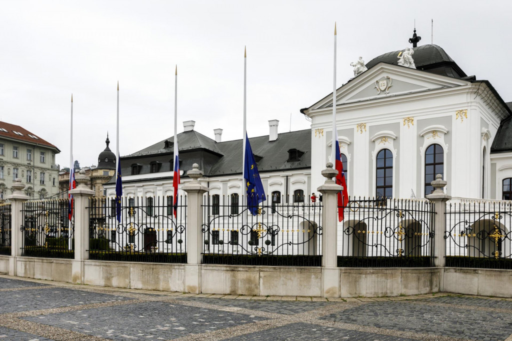 Na snímke vlajky spustené na pol žrde pred Prezidentským palácom v Bratislave. FOTO: TASR/Dano Veselský