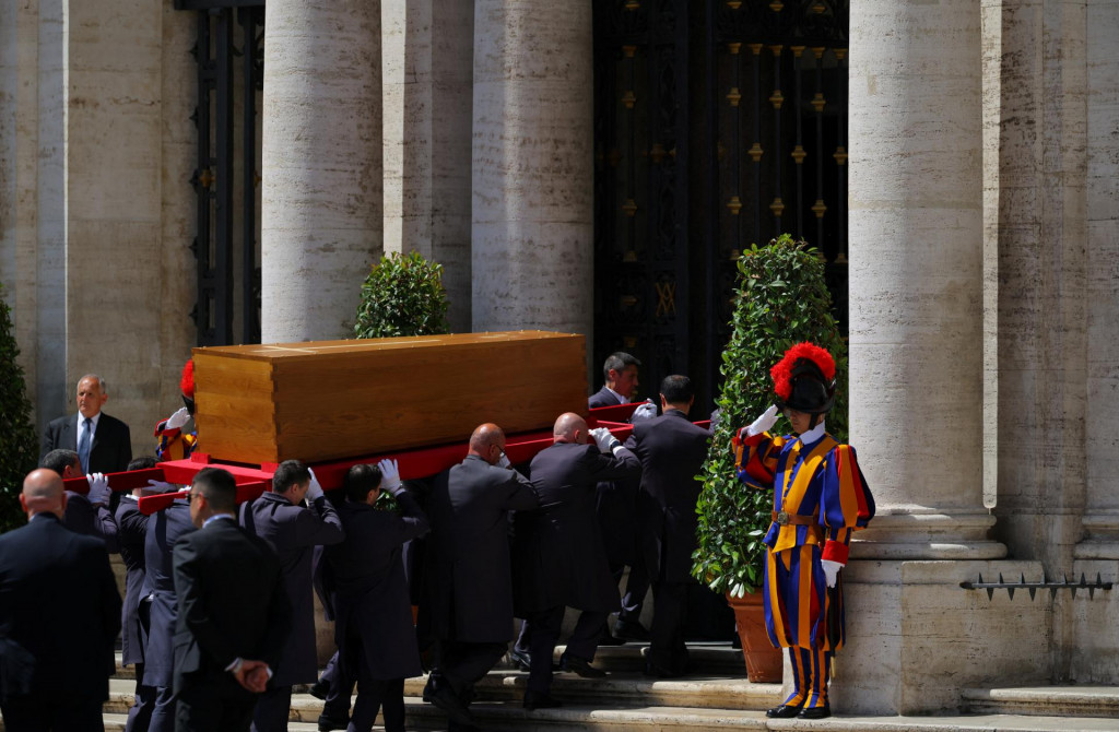 Nosiči rakvy nesú rakvu pápeža Františka do baziliky Santa Maria Maggiore počas jeho pohrebu v Ríme. FOTO: Reuters
