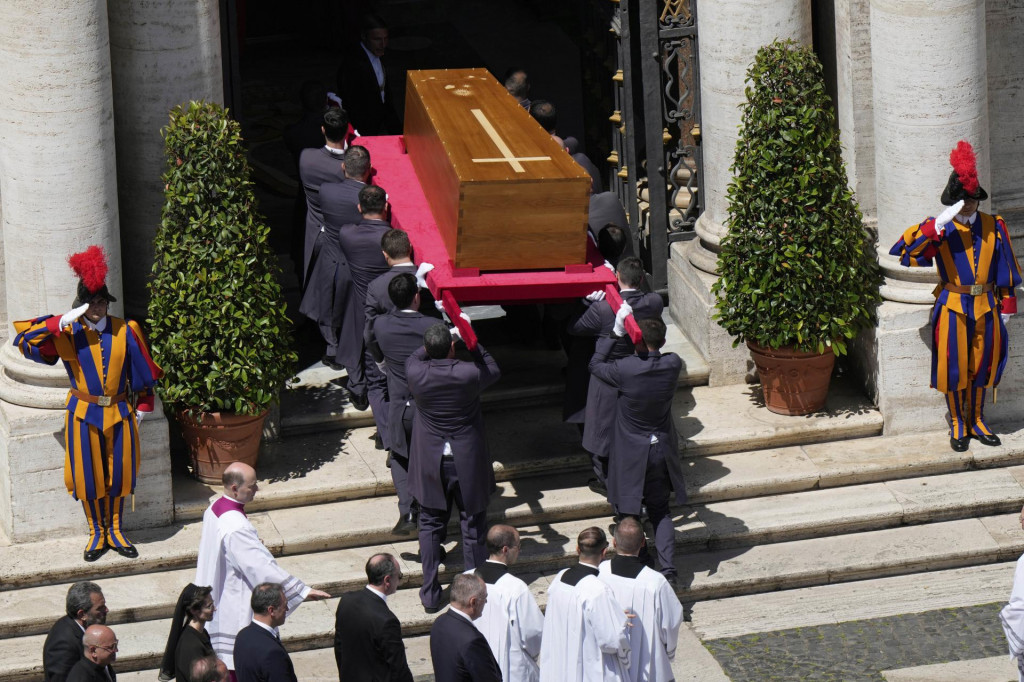 Rakva s telesnými pozostatkami zosnulého pápeža Františka je vynášaná do Baziliky Panny Márie Väčšej (Santa Maria Maggiore) na konci pohrebného sprievodu, kde pápeža pochovajú. FOTO: TASR/AP